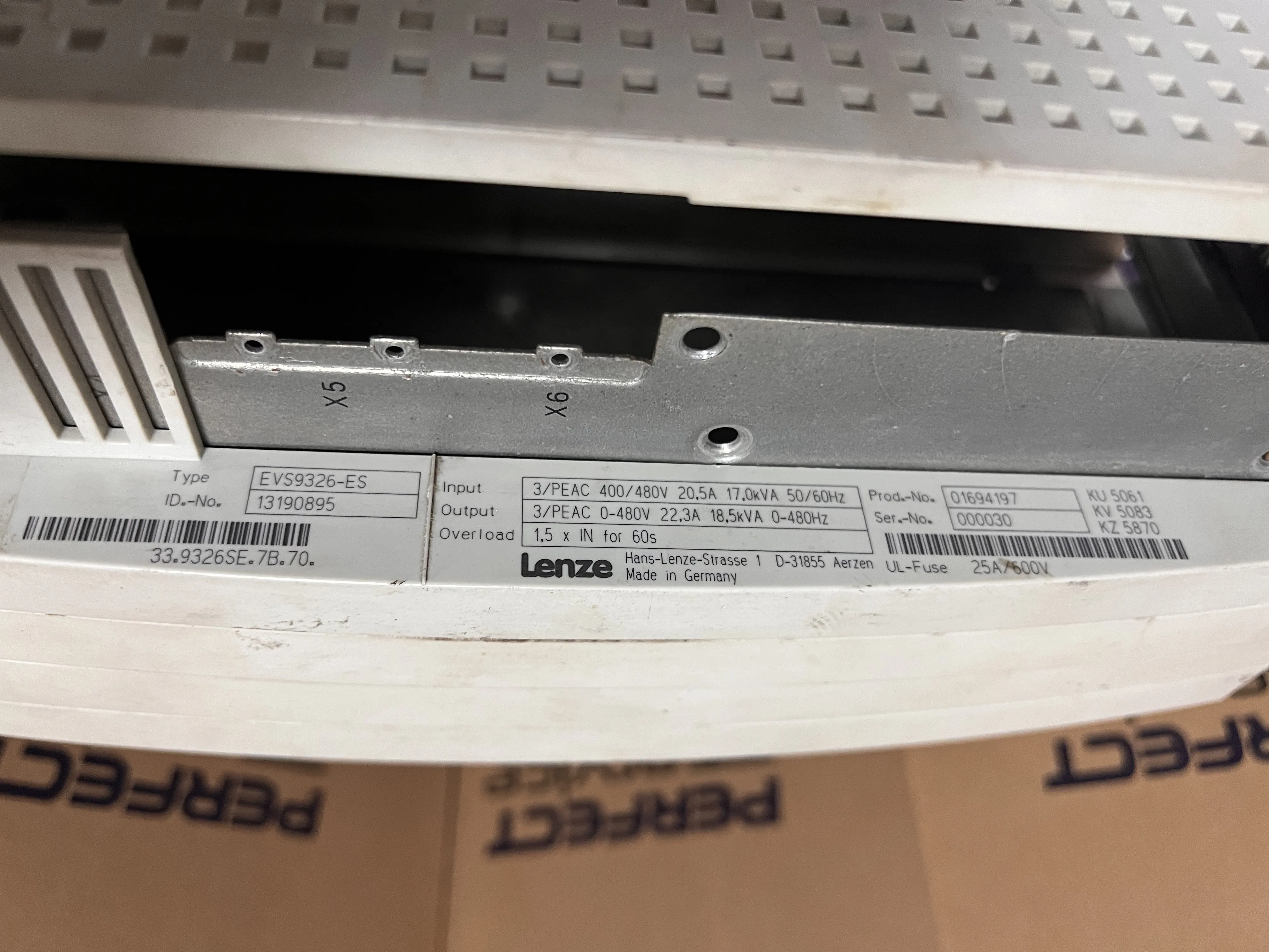 Lenze EVS-9326-ES Servo Sürücü – 9300 Serisi Endüstriyel Motor Kontrol Cihazı thumbnail