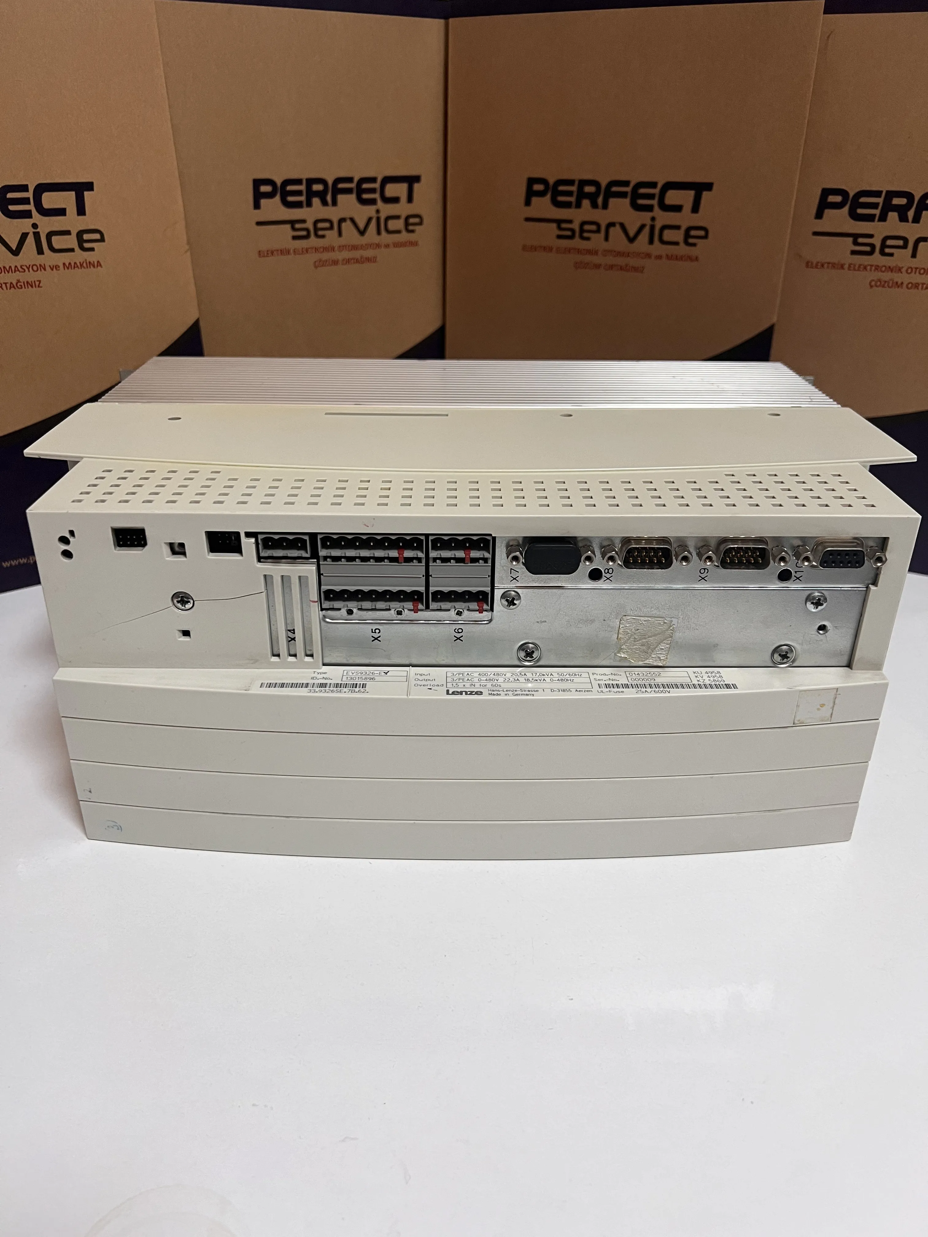 Ürün resmi: Lenze EVS-9326-EV Servo Sürücü – 9300 Serisi Endüstriyel Motor Kontrol Cihazı
