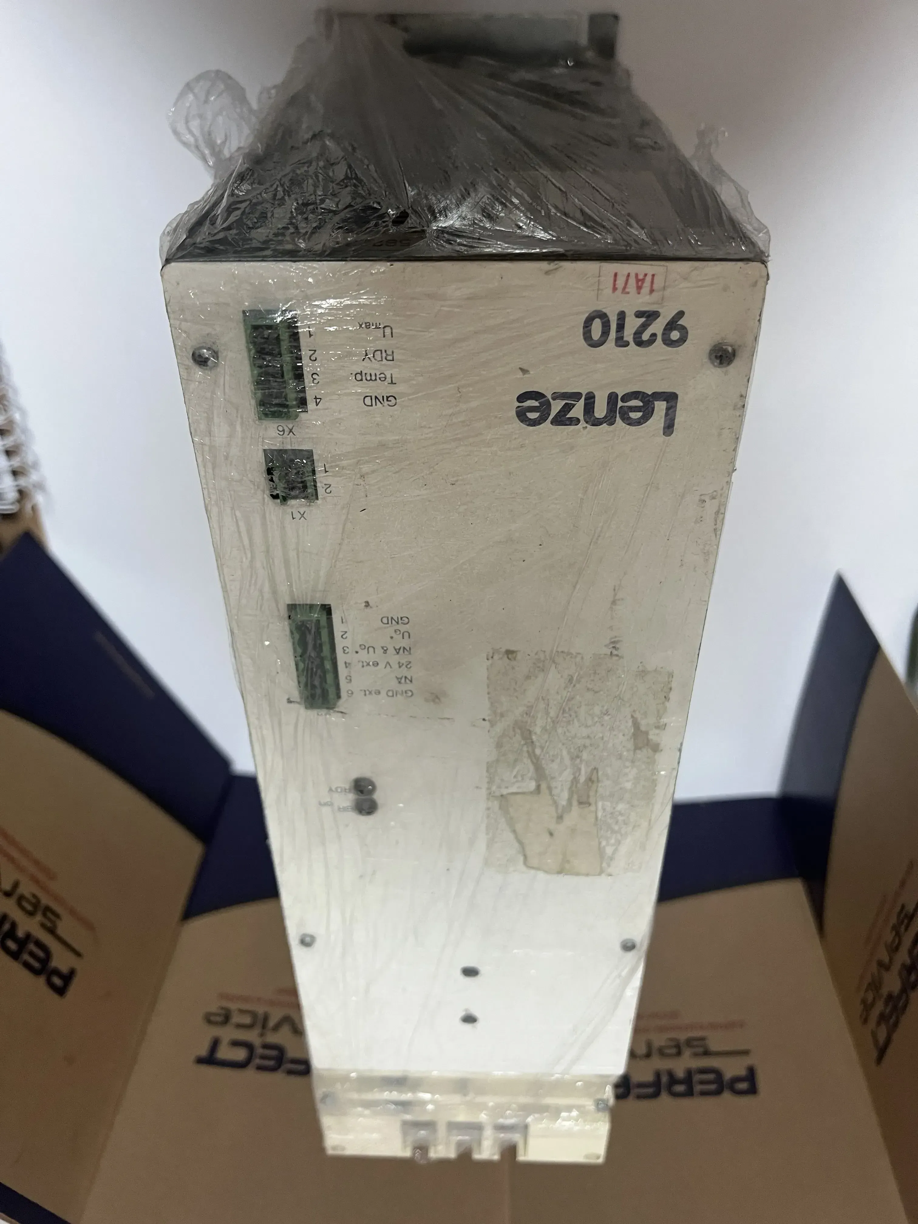 Lenze 9210 (Type: 33.9215 E) Motor Hız Kontrol Sürücüsü
